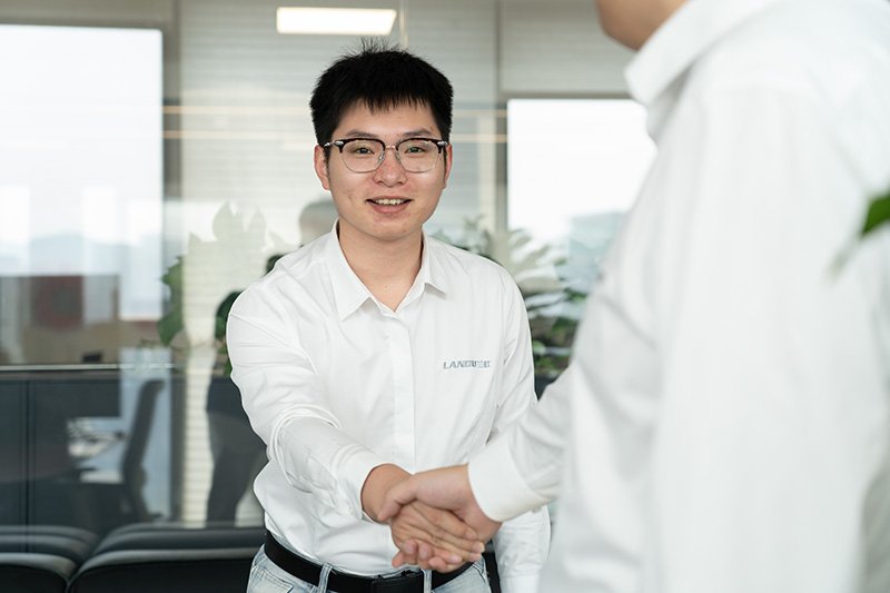 LANDU- product-manager-with-customer